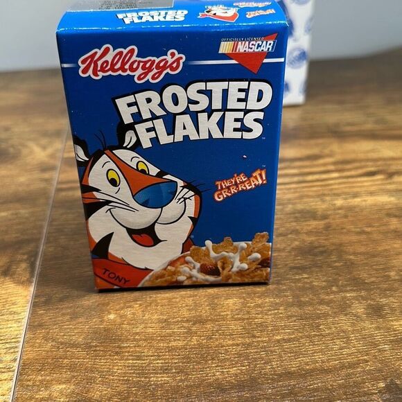 1:64 2002 ACTION #5 KELLOGG'S FROSTED FLAKES IN CEREAL BOX Terry Labonte - Picture 4 of 6